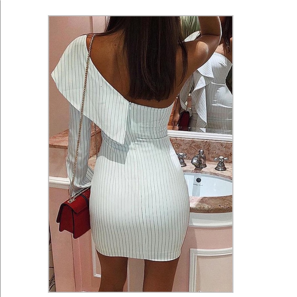 FINAL PRICE DROP! Cute Dress with ruffle - Picture 2 of 7